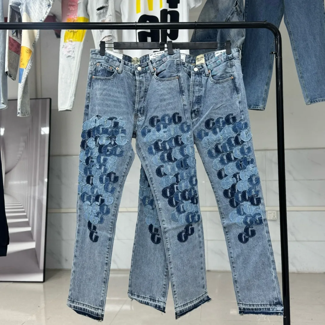 #8062 P286💰 GALLERY DEPT.G letter patch pudding 5001 denim washed and distressed spliced jeans -Original purchase and pattern making to truly restore the ultimate vintage texture -Original hardware accessories, washed and other elevators, QR code analysis are all purchased from the original factory, high degree of restoration, you are welcome to compare with a certain product ~ -Three-dimensional version Loose and comfortable, not picky about the figure, taller and slimmer, factory Seiko, original factory quality control, same style for men and women, can be matched with couples Versatile recommendation: must-have jeans for all seasons Color: blue Size: S-XXL (28-36)